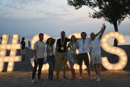 Parteneri cu UpNext Accelerator: $10K Start Funding
